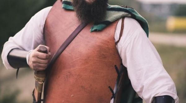 Președintele Asociaţiei „Valea Dacilor” s-a SINUCIS folosind TRICOLORUL. A fost găsit MORT de Ziua României