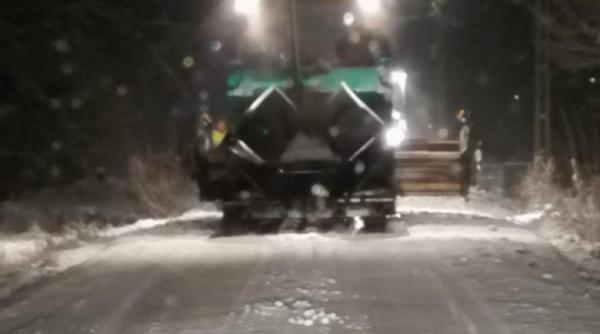 Unde se duc BANII românilor: Asfaltări pe NINSOARE în Bistrița-Năsăud. Video