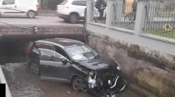 Italia. Amendă URIAȘĂ pentru un român care a băut și a plonjat cu mașina în canal