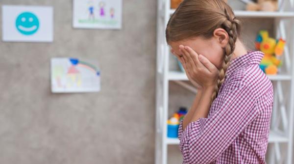 SPANIA. Adolescent ROMÂN de 15 ANI, ARESTAT pentru că a ABUZAT SEXUAL o colegă în toaleta școlii unde învățau