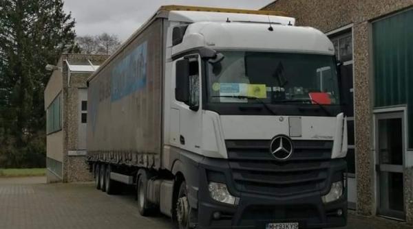 EXEMPLAR. Șoferii români se dau la o parte în vamă pentru un TIR încărcat cu DONAȚII pentru COPIII cu CANCER