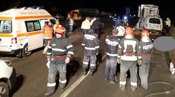 CARNAGIU. Doi ROMÂNI au MURIT după ce au intrat cu maşina într-un TIR 