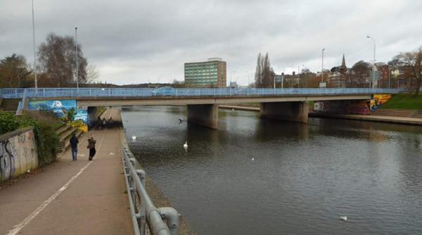 Cristian Dumitrescu este din nou erou în Anglia. A salvat un bărbat care plănuia să se arunce de pe un pod