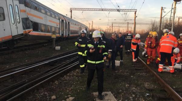 Primele imagini de la accidentul feroviar din Ploiești. Peste 20 de persoane sunt evaluate în acest moment