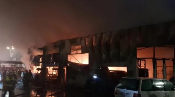 Incendiu București: Hala care a ars în totalitate era un service auto