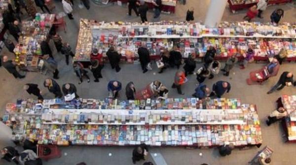 Tradiție inedită în Islanda - Jolabokaflod. Darurile pe care și românii din țara elfilor le pun sub brad, de Crăciun