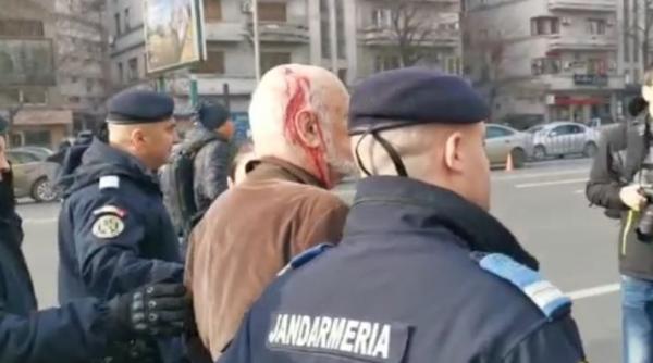 Gelu Voican Voiculescu, umplut de sânge și cu capul spart în Piața Universității. Revoluționarii l-au gonit