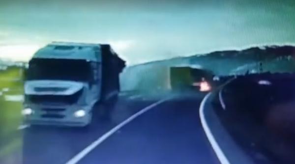 Spania. Șofer român de TIR, închis după ce a fost filmat pe autostradă. Părinții unor fete de 10 și 14 ani cer daune morale