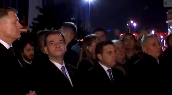 Iohannis și Orban au aprins lumânări la monumentul din fața MAI: „Sunt primul președinte care nu a fost comunist”