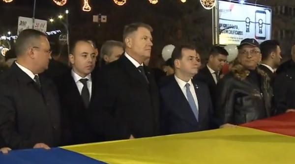  Iohannis și Orban întâmpină oamenii la marșul de comemorare a Revoluției de la Universitate (LIVE VIDEO)