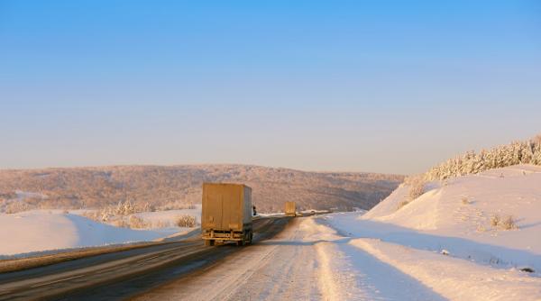 Şoferii români de TIR, aşteptaţi în casele conaționalilor din Diaspora, ca să nu stea singuri prin parcări de Sărbători