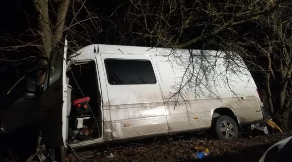 Microbuz plin cu români care veneau din Anglia, accident grav. 2 MORȚI și 7 răniți