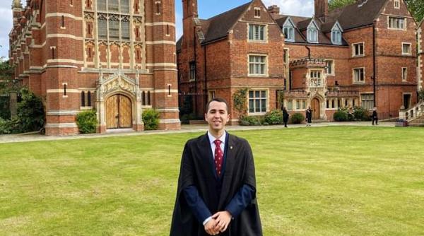 Un român este cel mai bun student din Anglia. "În țară nu am fost băgat în seamă"