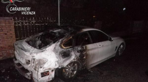 Un român a provocat panică într-o localitate din Italia, după ce a incendiat două mașini de lux