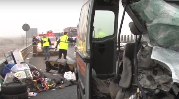 Un microbuz cu opt oameni a intrat într-un cap de pod. Salvatorii intervin 