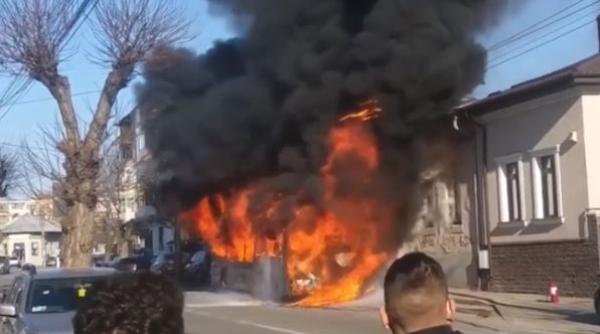 Incendiul care a cuprins un autobuz cu pasageri s-a extins la o casă din apropiere