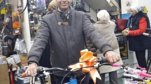 Italia. Un băiat român care luptă cu leucemia a avut parte de o surpriză emoționantă: „Este un mic erou!”