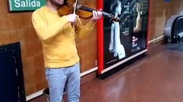 Spania. Un violonist român impresionează până la lacrimi trecătorii dintr-o stație de metrou (VIDEO)