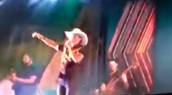 Un cântăreț a murit pe scenă, cu microfonul în mână (VIDEO)