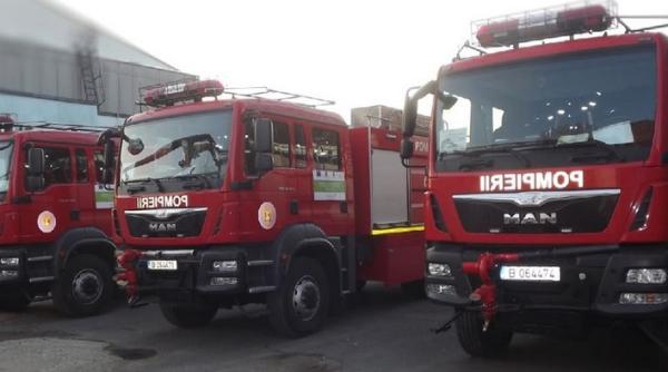 Foc pus intenţionat într-un bloc din Buzău. 20 de oameni, în pericol