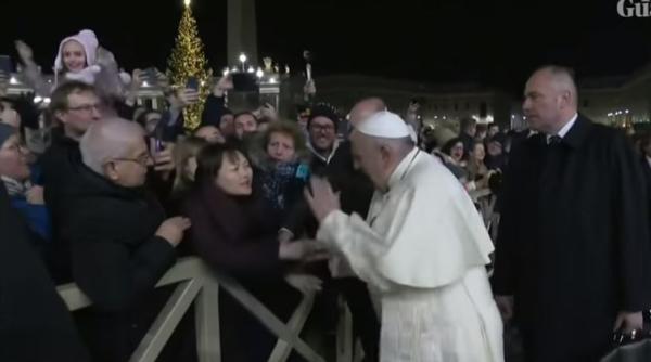 Papa Francisc, reacție șocantă: A lovit o femeie (VIDEO)
