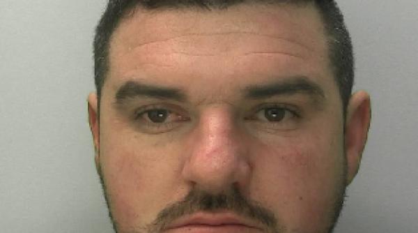 Marea Britanie: Un tânăr român a bătut cu bestialitate un bărbat care îi luase Kebapul uitat pe masă