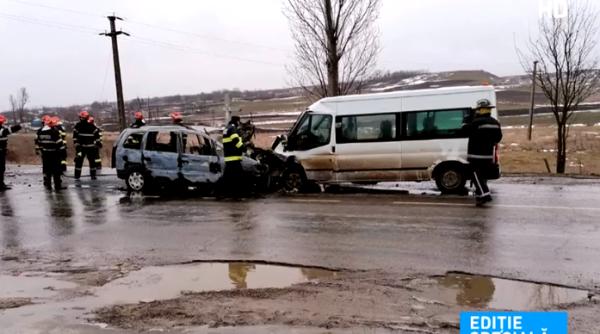 Accident grav la Botoșani. 13 persoane rănite după ce un microbuz plin de români s-a ciocnit de un autoturism 