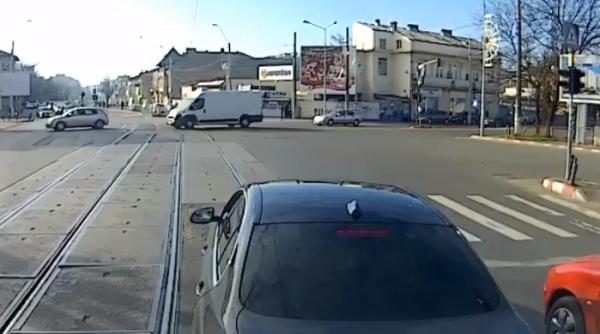 Un șofer din București și-a găsit "nașul". Momentul în care un vatman îl împinge cu tramvaiul de pe șine - VIDEO