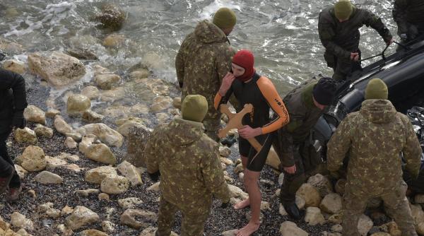 Moment incredibil. Crucea de Bobotează a fost furată de la cel care a prins-o