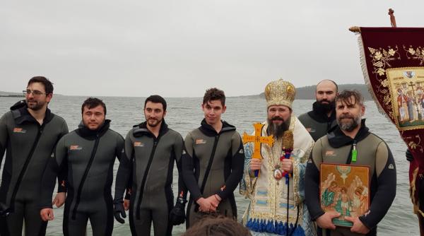 Suedia. Un preot român a oficiat slujba de Bobotează. A aruncat crucea în Marea Nordului