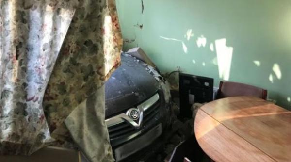  Un român beat s-a înfipt cu mașina în zidul unei case din Cambridge, Marea Britanie