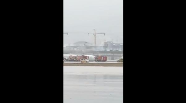 Video. Toate zborurile din Istanbul, suspendate după ce un avion a derapat şi a ieşit de pe pistă