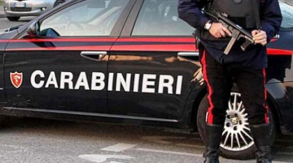 Italia. Un român a făcut praf trei mașini parcate și s-a bătut cu polițiștii veniți să-l aresteze