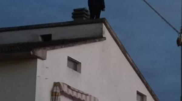 Italia. Un român, la un pas de un gest extrem: A luat benzină, cârpe şi o brichetă şi s-a urcat pe casa patronului său