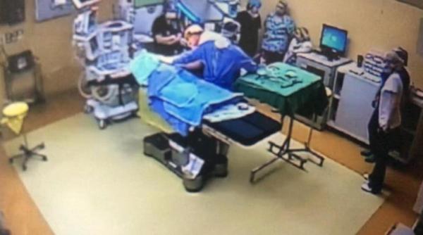 Ungureanu: „Somitatea Beuran întră în sală ca un nesimţit, fără să se dezinfecteze”. Foto din sala de operaţie