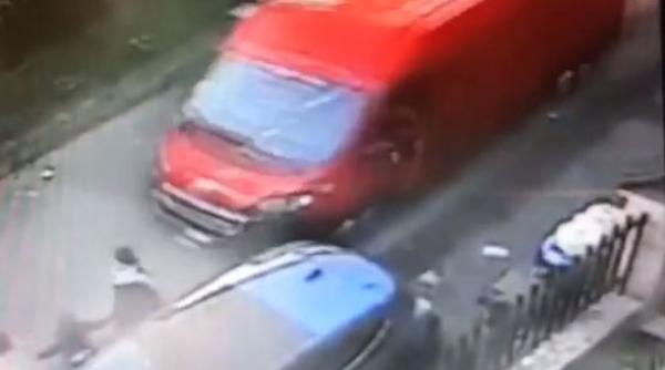 Italia. O româncă însărcinată, fetița și mama ei strivite de o dubă în plină stradă. Imagini șocante! (VIDEO)