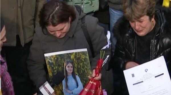 Mamele fetelor răpite, violate și presupus ucise de Gheorghe Dincă, gest sfâșietor în fața sediului MAI