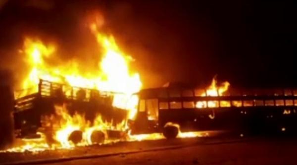 Cel puţin 20 de oameni au murit după ce un autobuz și un camion s-au izbit violent