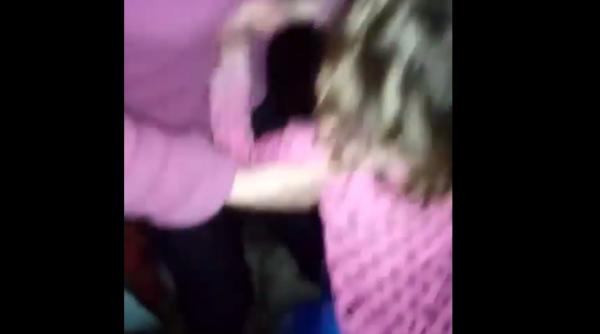 O fetiță româncă, bătută crunt de proprii părinți: „Nu vreau cu mama!” (VIDEO)