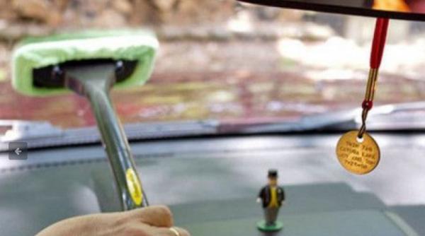 O nouă escrocherie, pusă la cale de hoți: bluza pe parbriz 