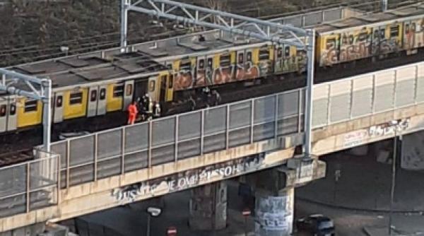 Accident tren Napoli. Conductorul în stare gravă. Imagini dramatice