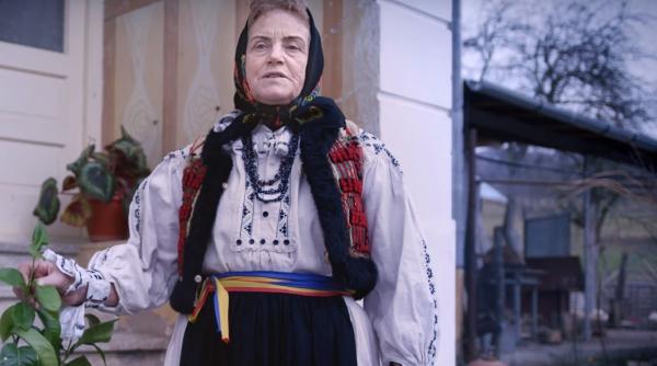 Cojocul tradițional românesc, promovat de o celebră firmă de parfumuri din Franța