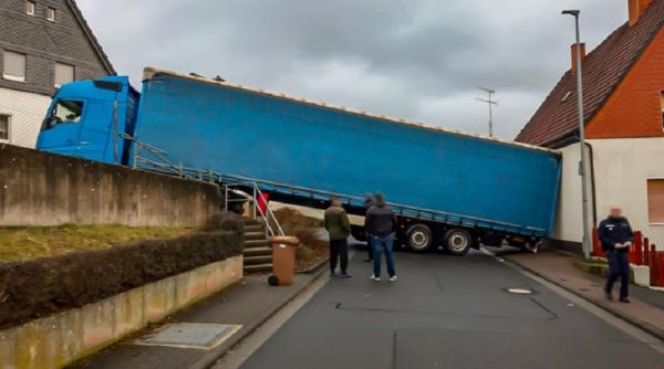 Germania. Un șofer român de camion a căzut cu TIR-ul de pe o șosea