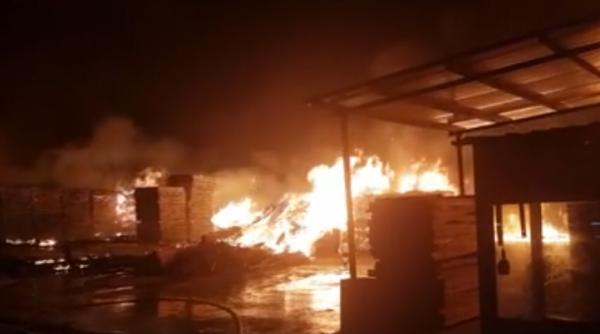 Incendiu cu degajări mari de fum într-o hală în care se produc saltele, în Prahova