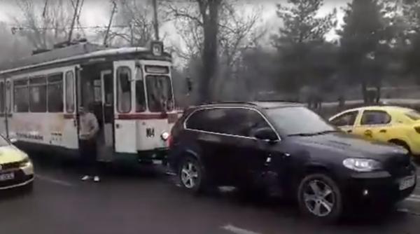 BMW, blocat pe linia de tramvai. Tot transportul public, afectat