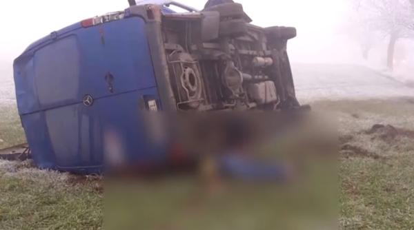 UPDATE - Oamenii prinși sub mașină au murit. Microbuz cu români, răsturnat în Constanța: 14 răniți (FOTO)