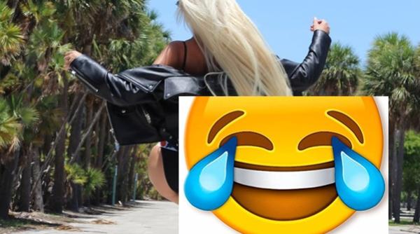 Bancul zilei. O blondă la serviciu. De ce plânge în hohote