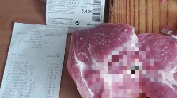 Spania: Un român a cumpărat carne din supermarket. A avut parte de șocul vieții acasă