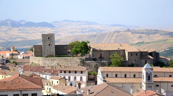 Încă un oraş din Italia scoate la vânzare zeci de case la preţ de un euro