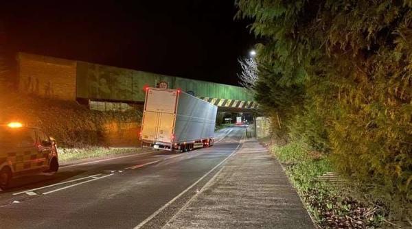 Germania: Un șofer român și-a „turtit“ TIR-ul într-un pod pe autostradă. Așa i-au aflat polițiștii secretul